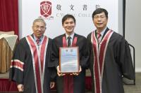 Matthew received the <i>Cultus et Beneficentia</i> Award 2018 from Prof Wai-Yee CHAN (left), College Master, and Prof Thomas AU (right), Associate College Master and Dean of Students.